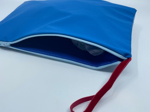 Bikini Bag - Edelweiss-Schwingen Look - hellblau - glänzend